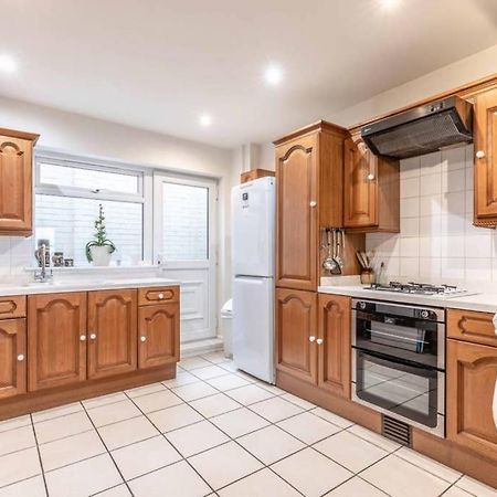 4 Bed 3 Baths In Central Windsor! Walk 2 All The Sights! Legoland 5 Min Drive Esterno foto
