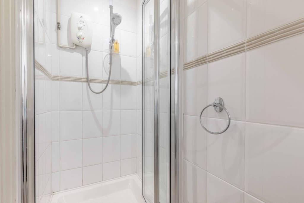 4 Bed 3 Baths In Central Windsor! Walk 2 All The Sights! Legoland 5 Min Drive Esterno foto