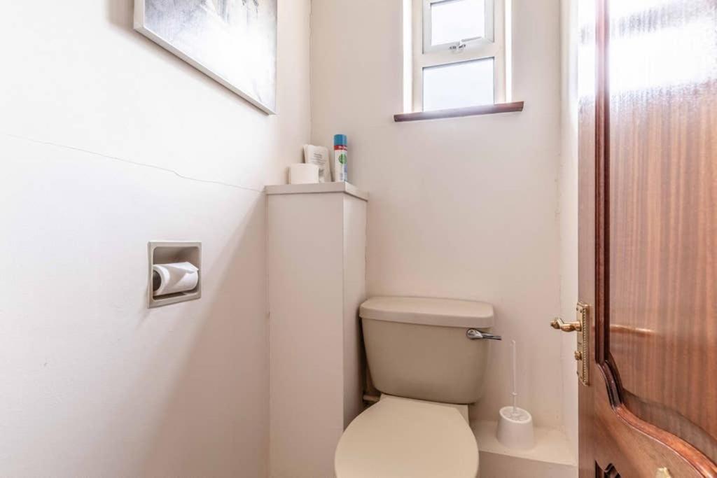 4 Bed 3 Baths In Central Windsor! Walk 2 All The Sights! Legoland 5 Min Drive Esterno foto