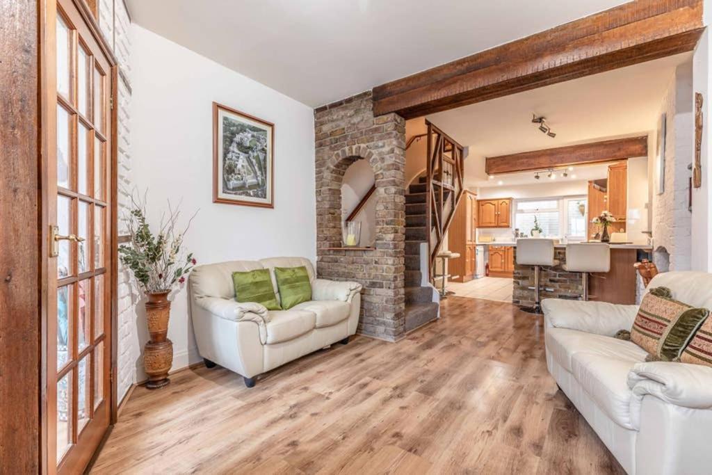 4 Bed 3 Baths In Central Windsor! Walk 2 All The Sights! Legoland 5 Min Drive Esterno foto