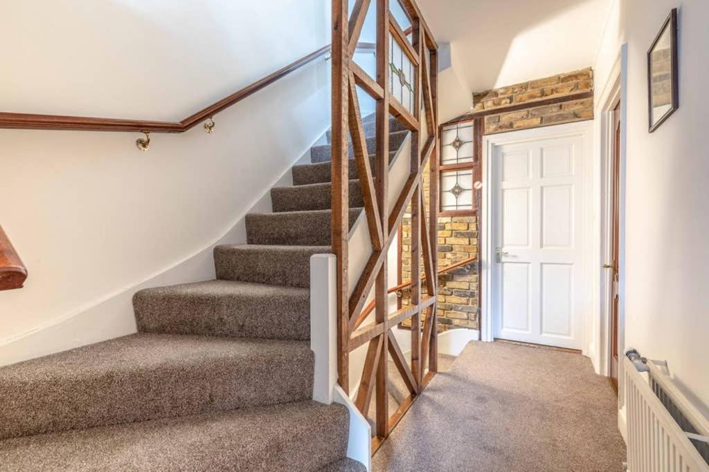 4 Bed 3 Baths In Central Windsor! Walk 2 All The Sights! Legoland 5 Min Drive Esterno foto
