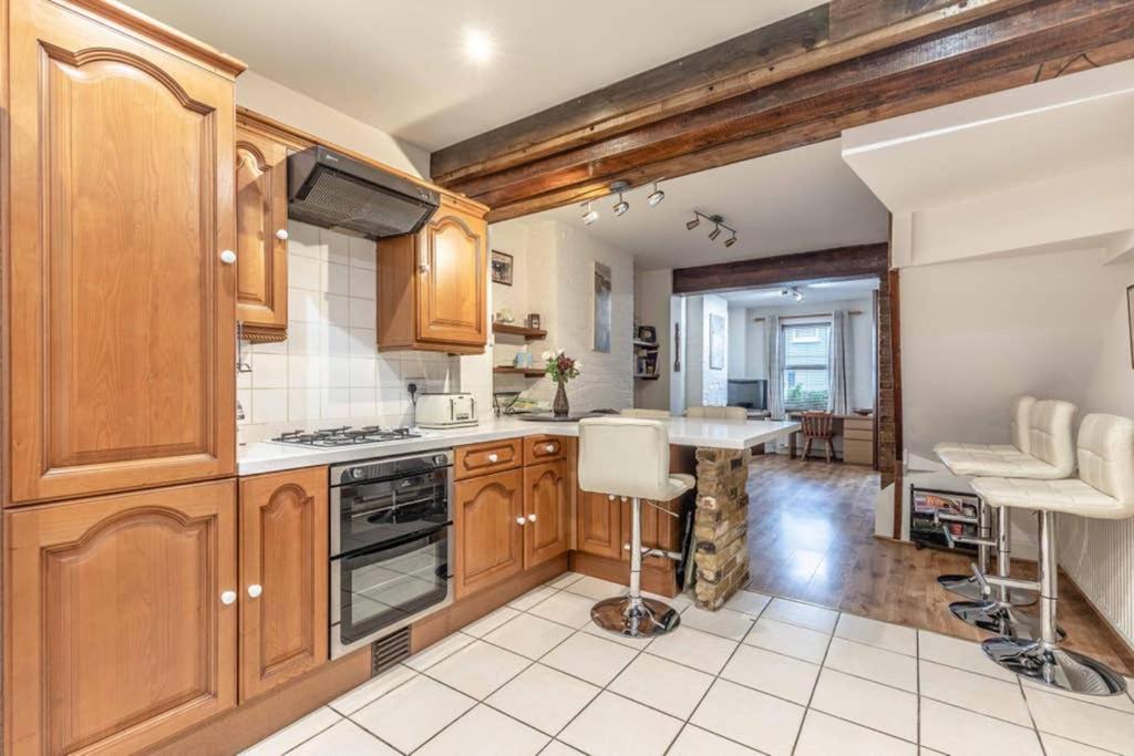4 Bed 3 Baths In Central Windsor! Walk 2 All The Sights! Legoland 5 Min Drive Esterno foto