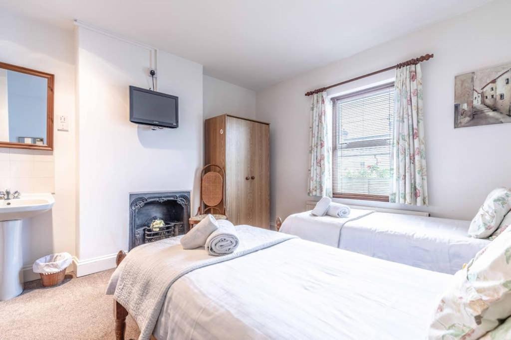 4 Bed 3 Baths In Central Windsor! Walk 2 All The Sights! Legoland 5 Min Drive Esterno foto