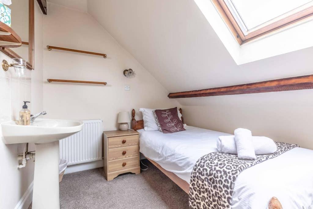 4 Bed 3 Baths In Central Windsor! Walk 2 All The Sights! Legoland 5 Min Drive Esterno foto