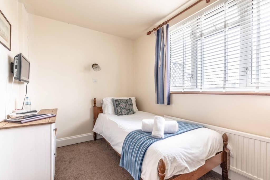 4 Bed 3 Baths In Central Windsor! Walk 2 All The Sights! Legoland 5 Min Drive Esterno foto